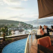 captains-bar-spiez-terrasse-gaest-kelner-sommer-bucht-thunersee.jpg