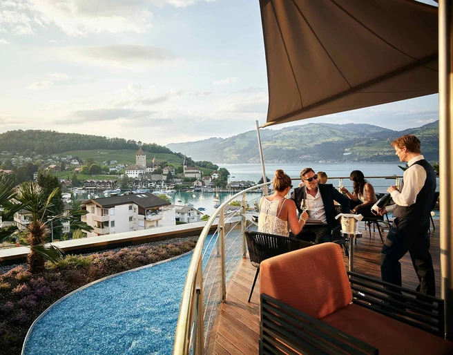 captains-bar-spiez-terrasse-gaest-kelner-sommer-bucht-thunersee.jpg