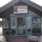 TI Bruchhausen-Vilsen Tourist-Information Bruchhausen-Vilsen, modernes Eingangshäuschen mit Plakaten und Fahrradverleih.