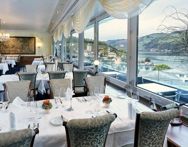 restaurant-belvedere-spiez-speisesaal-aussicht-thunersee-bucht.jpg