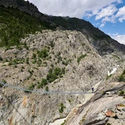 The 124 m long suspension bridge is one of the hiking highlights in the Aletsch region. Die 124 m lange Hängebrücke ist eines der Wander-Highlights im Aletschgebiet.The 124 m long suspension bridge is one of the hiking highlights in the Aletsch region.