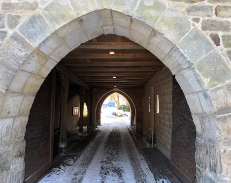Kloster Loccum Torhaus Blick durch das historische Torhaus des Kloster Loccum, umgeben von massiven Steinbögen.