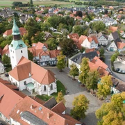 Ein malerisches Oval: Der Bad Essener Kirchplatz mit der 500 Jahre alten Kirche St. Nikolai, umstanden von Fachwerkhäusern