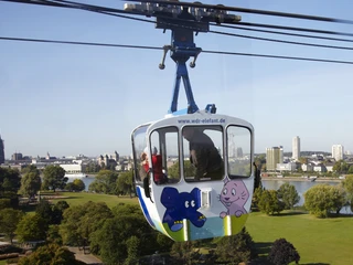 Cologne cable car Seilbahnkabine überquert den Rhein in Köln, im Hintergrund der Dom und die Stadtlandschaft.Cable car cabin crosses the Rhine in Cologne, with the cathedral and the cityscape in the background.