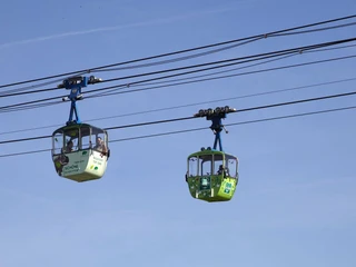 Cologne cable car Zwei Seilbahngondeln gleiten vor strahlend blauem Himmel über Köln und bieten einen wunderbaren Ausblick.Two cable car gondolas glide over Cologne against a bright blue sky and offer a wonderful view.