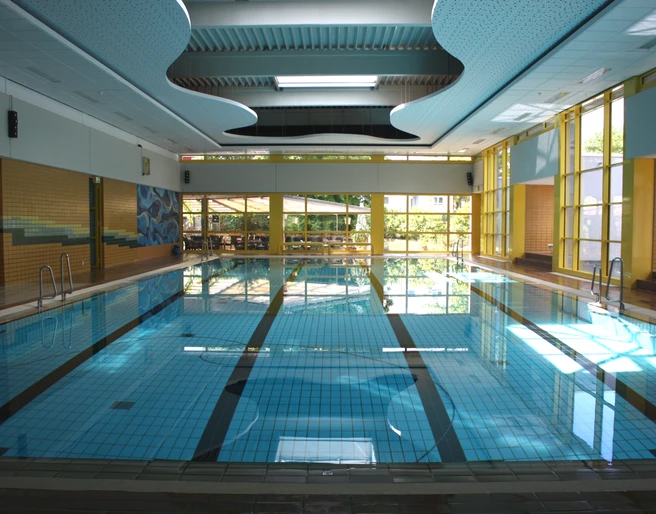 Schwimmhalle