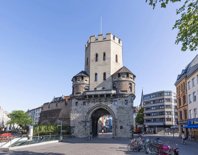 Severinstorburg Severinstorburg in Köln: Historisches Stadttor mit einem zentralen Turm und flankierenden Türmen.Severinstorburg in Cologne: Historic city gate with a central tower and flanking towers.