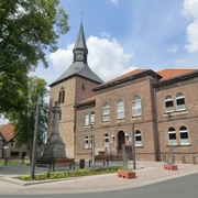 Martiniturm Blomberg Martiniturm Blomberg neben historischem Gebäude, ergänzt durch Stolpersteine im Vordergrund.