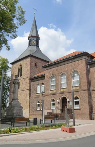 Martiniturm Blomberg Martiniturm Blomberg neben historischem Gebäude, ergänzt durch Stolpersteine im Vordergrund.