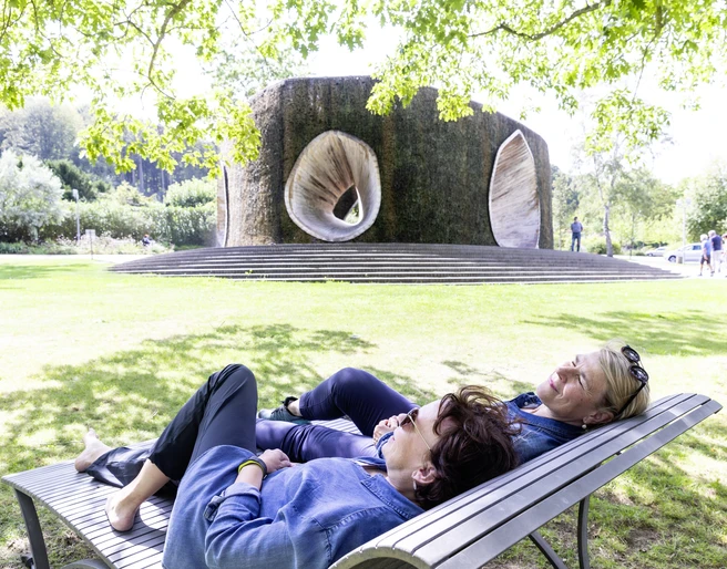 SoleArena in Bad Essen in het Osnabrücker Land Bad EssenDe SoleArena in Bad Essen heeft een bijzondere ronde vorm en is van buiten bekleed met sleedoorn waar het zoute water langs druppelt