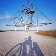 RevierRoute Grubenfahrt.jpg <p>Ein dreieckiger Stahl-Tetraeder mit einer Treppe im Kontrast zum blauen Himmel.</p>