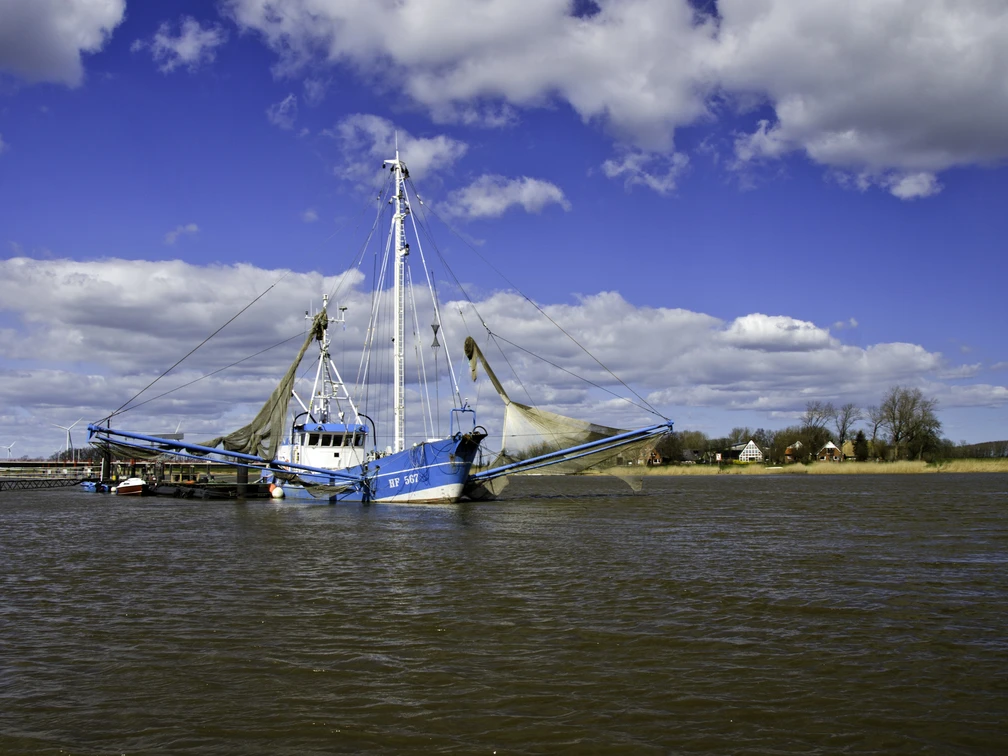 Geversdorf Fischkutter mit Netz