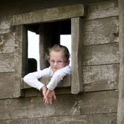 maedchen-spielhaus.jpg