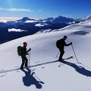 Unsere Bergführer bringen Dich sicher in die Berge. Unsere Bergführer bringen Dich sicher in die Berge.Our mountain guides will take you safely into the mountains.