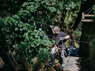 Here, boundaries can be explored and challenged. Hier können Grenzen ausgelotet und herausgefordert werden.Here, boundaries can be explored and challenged.