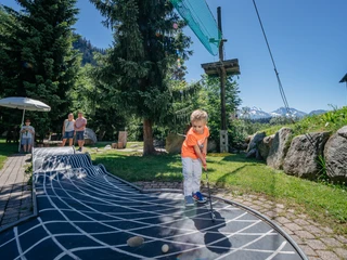 Keiner zu klein, ein Minigolfer zu sein Keiner zu klein, ein Minigolfer zu seinNo one too small to be a minigolfer
