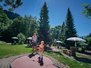 Keiner zu klein, ein Minigolfer zu sein Keiner zu klein, ein Minigolfer zu seinNo one too small to be a minigolfer