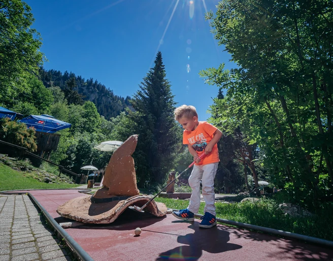 No one too small to be a minigolfer Keiner zu klein, ein Minigolfer zu seinNo one too small to be a minigolfer