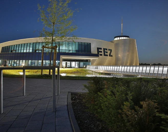 Energie Erlebnis Zentrum Ostfriesland in Aurich Außenansicht bei Nacht Energie Erlebnis Zentrum Ostfriesland in Aurich Außenansicht bei Nacht