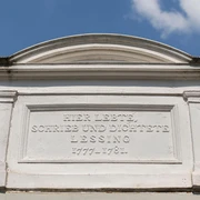 inschrift-ueber-dem-eingang-zum-lessinghaus.jpeg