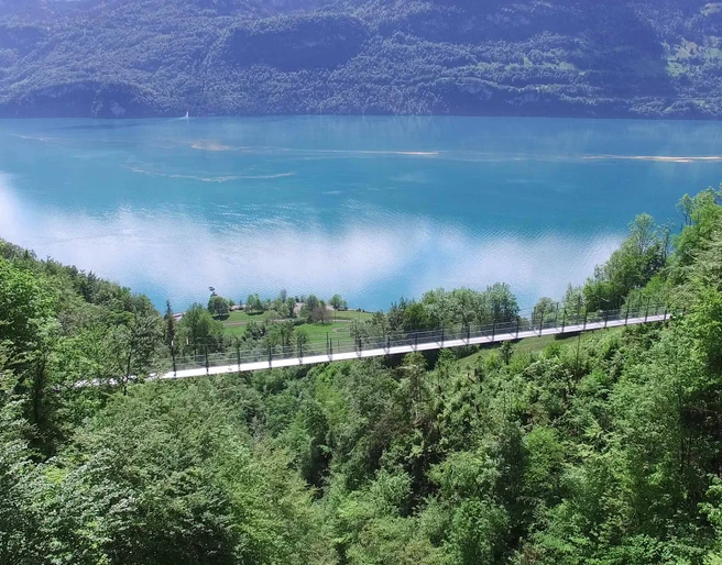 Hängebücke oberhalb Ebligen am Brienzersee, Wanderweg Brienz – Oberried