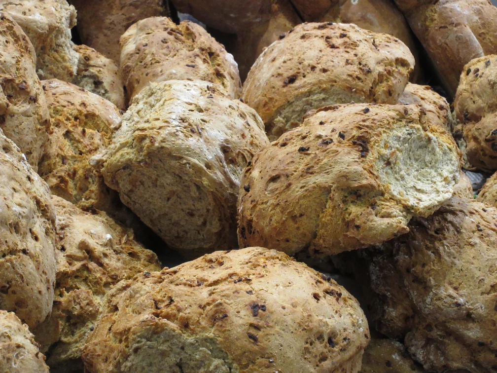 Brötchen Mehrere rustikale Brötchen aus knusprigem Teig mit goldener Kruste und dunklen Körnern.