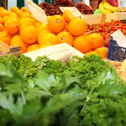 Wochenmarkt Stolzenau Frische Orangen und saftige Erdbeeren auf dem Wochenmarkt in Stolzenau; im Vordergrund frische Kräuter.