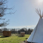 Übernachten im Tipi oder Schlafwagen in der Oase am Knüllbach