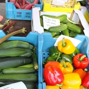 Wochenmarkt Hoya Frisches Obst und Gemüse auf einem belebten Marktstand mit Zucchini, Paprika und Erdbeeren.