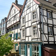 Altstadt, Mülheim an der Ruhr Fachwerkhaus mit grün-blauen Fensterläden in einer Altstadt an einem Sommertag.