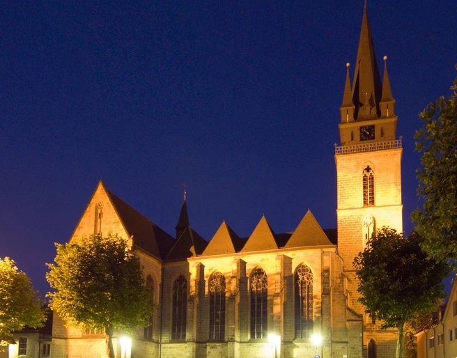 Pfarrkirche St. Peter und Paul bei Nacht Pfarrkirche St. Peter und Paul bei Nacht von außen.