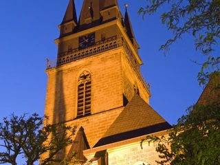 Pfarrkirche St. Peter und Paul bei Nacht Kirchenturm von der Pfarrkirche St. Peter und Paul bei Nacht von außen.