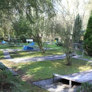 Minigolfplatz Kurpark Minigolfplatz im Kurpark Bad Essen mit Bäumen und Bänken für entspannte Freizeitbeschäftigung.