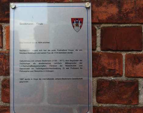 Beckmann Haus Gedenktafel an einer Backsteinwand, die über das historische Beckmann Haus von 1504 informiert.