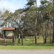 Grabhügelfeld Calle Beschilderter Eingangsbereich zu einem archäologischen Grabhügelfeld mit umliegenden Bäumen und Wald.