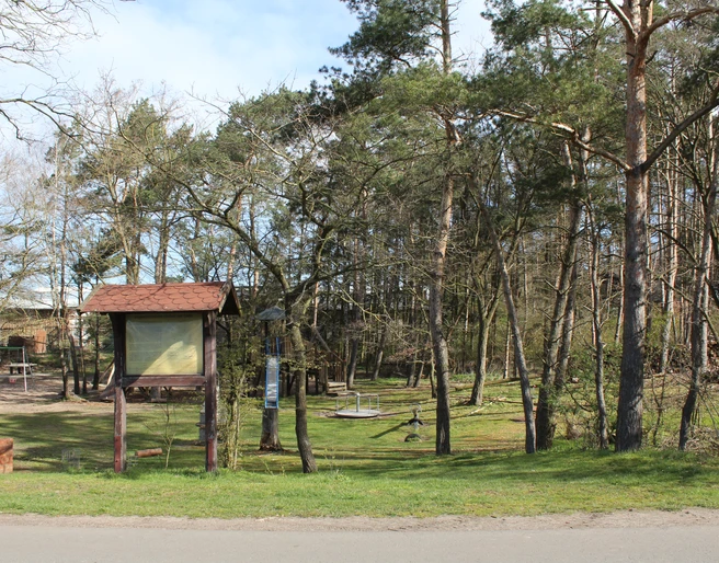 Grabhügelfeld Calle Beschilderter Eingangsbereich zu einem archäologischen Grabhügelfeld mit umliegenden Bäumen und Wald.