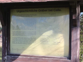 Grabhügelfeld Calle Informationsschild über das Grabhügelfeld in Calle, mit Texten zur prähistorischen Geschichte und Skizzen.