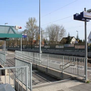 Bahnhof Eystrup Der Bahnhof Eystrup mit Zugang zu den Gleisen durch eine barrierefreie Rampe und Bahnsteigsüberdachung.