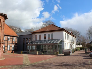 Rathaus Thedinghausen Historisches Backstein-Rathaus in Thedinghausen mit modernen Anbauten und gepflastertem Vorplatz.