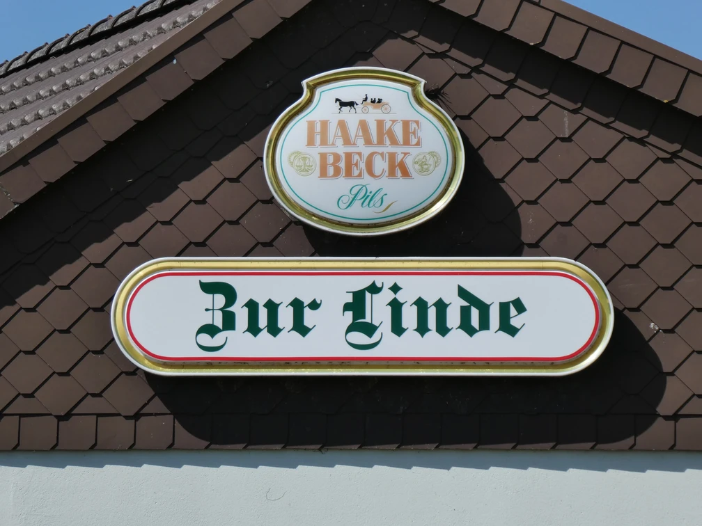 Gasthof Zur Linde (Meyer-Bierden) Das Bild zeigt ein Schild des Gasthofs Zur Linde (Meyer-Bierden) mit Haake Beck Pils Logo.