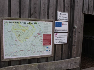Vogelbeobachtungsturm Warmsen Wandertafel am Vogelbeobachtungsturm Warmsen mit Karte und Hinweisschildern zur Umgebung.