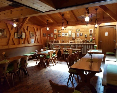 Kegelkeller Farchant - Sitzmöglichkeiten  urige Tische und Stühle in gemütlicher Stube im Keller