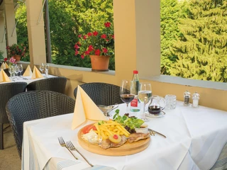 waldhotel-unspunnen-terrasse-gericht-hayduki-tische-gedeckt.jpg