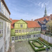 Fachwerk-Höfe-Bierwagen.jpg Blick auf einen Fachwerkinnenhof