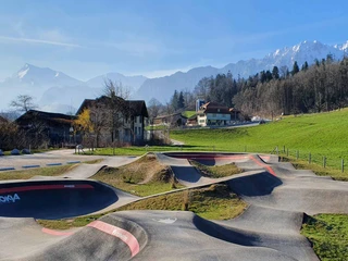 pumptrack-tierachern-fruehling-gras-berneralpen.jpg