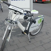 Bergisches E-Bike  Elektrofahrrad mit weißem Rahmen, ausgestattet für Verleih Bergisches e-Bike, auf gepflastertem Boden.