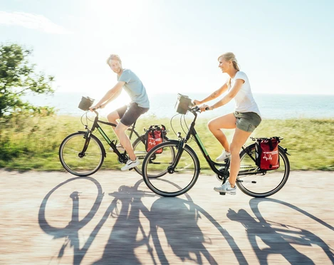 Mit dem Drahtesel unterwegs sein - In der Region Fischland-Darß-Zingst macht dies besonders viel Spaß. Auf dem Ostseeküstenradweg geht es auf asphaltierten Deichradwegen über kleine Urlaubsorte wie z.B. dem Ostseebad Wustrow. // Being on the road by bike - In the region Fischland-Darß-Zingst this is especially fun. On the Baltic Sea Coastal Cycle Route, you will ride along asphalted cycle paths over dunes via small vacation resorts such as the Baltic Resort Wustrow. Mit dem Drahtesel unterwegs sein - In der Region Fischland-Darß-Zingst macht dies besonders viel Spaß. Auf dem Ostseeküstenradweg geht es auf asphaltierten Deichradwegen über kleine Urlaubsorte wie z.B. dem Ostseebad Wustrow. // Being on the road by bike - In the region Fischland-Darß-Zingst this is especially fun. On the Baltic Sea Coastal Cycle Route, you will ride along asphalted cycle paths over dunes via small vacation resorts such as the Baltic Resort Wustrow.