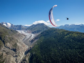 Un vol en parapente biplace permet d'avoir une vue particulière sur le grand glacier d'Aletsch. Einen besonderen Blick auf den grossen Aletschgletscher erhascht man bei einem Tandem-Gleitschirmflug.For a special view of the great Aletsch glacier, try a tandem paragliding flight.Un vol en parapente biplace permet d'avoir une vue particulière sur le grand glacier d'Aletsch.