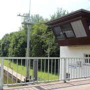 Schleuse Petershagen Die Schleuse Petershagen am Wasserweg, von Bäumen umgeben, mit Brücke und Kontrollgebäude.
