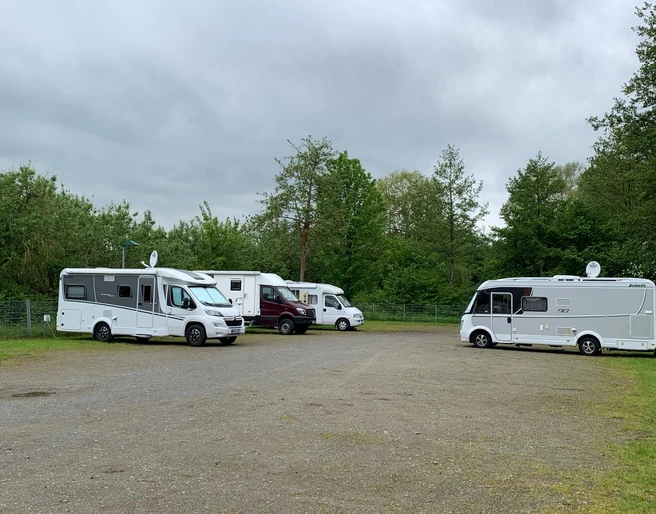 Wohnmobilstellplatz-moelln.jpg Wohnmobilstellplatz mit Sandboden, mehrere Wohnmobile stehen geparkt